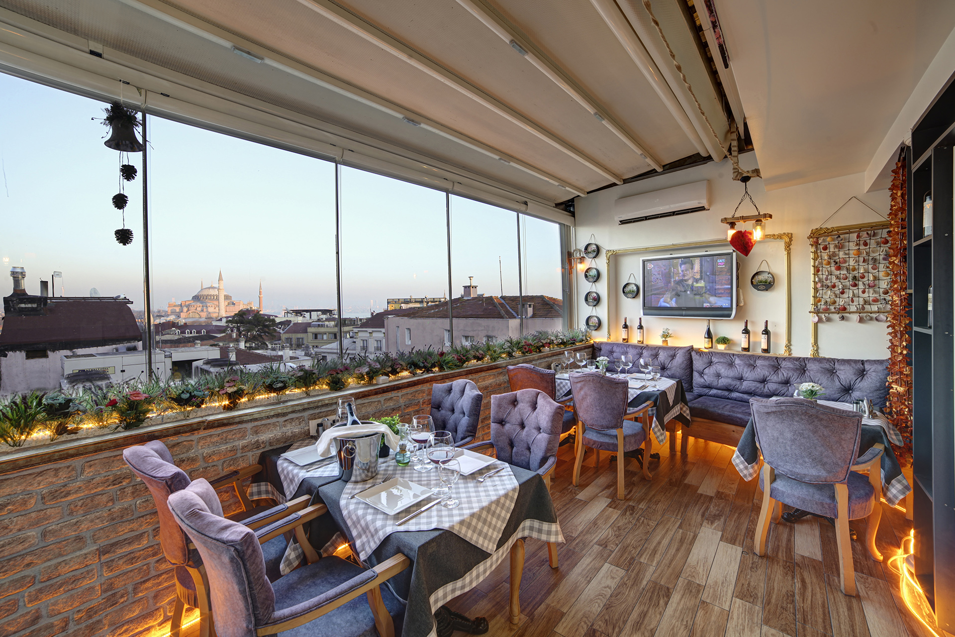 Restaurant & Bar